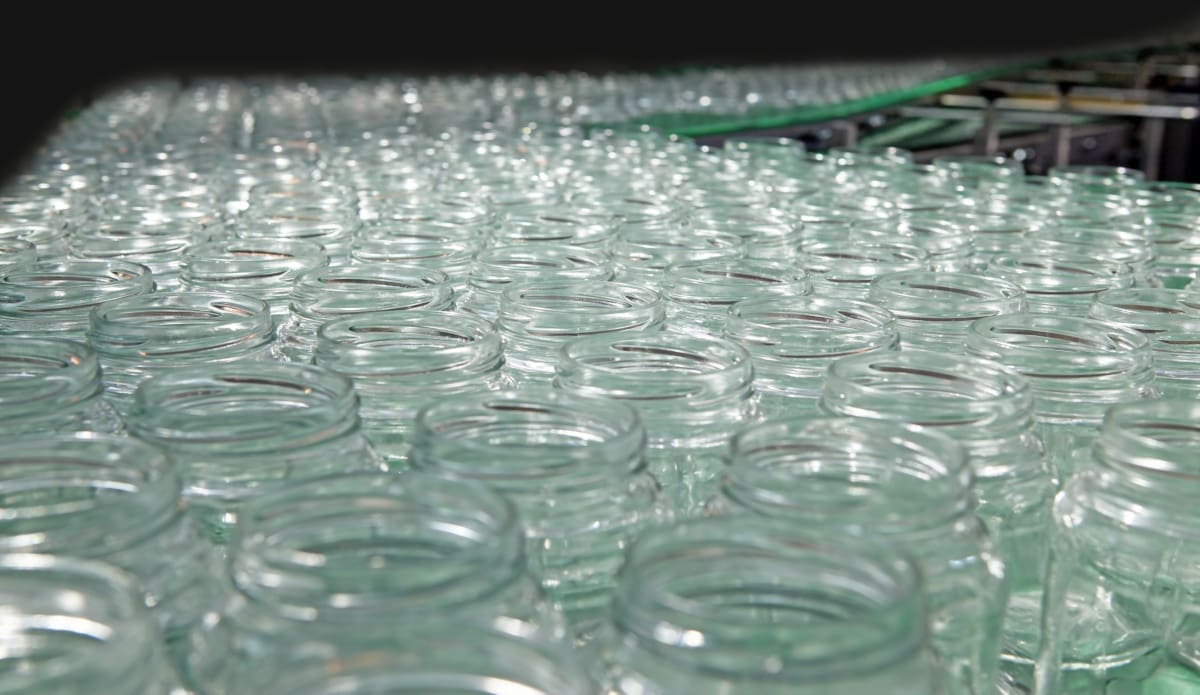 glass-jars-vs-plastic-jars